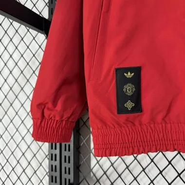 Casaco reversível do Manchester United 2026/27, preto e vermelho, para o Ano Novo