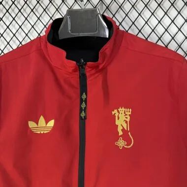 Casaco reversível do Manchester United 2026/27, preto e vermelho, para o Ano Novo