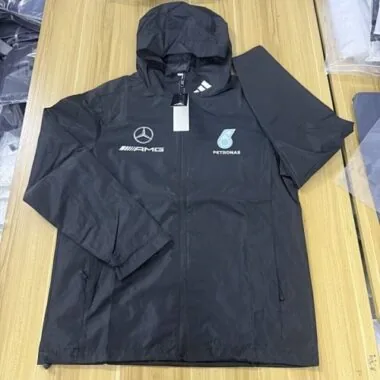 Cortavientos negro de Mercedes 2025/26