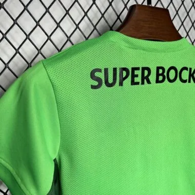 24-25 Terceiro equipamento infantil de fora de casa do Sporting de Lisboa