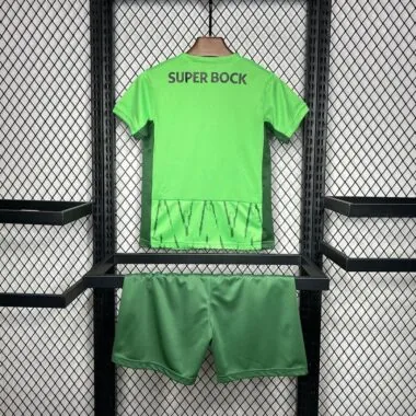 24-25 Terceiro equipamento infantil de fora de casa do Sporting de Lisboa