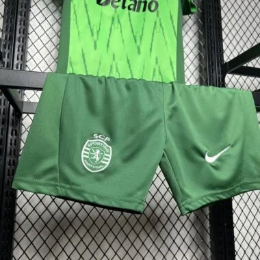 24-25 Terceiro equipamento infantil de fora de casa do Sporting de Lisboa