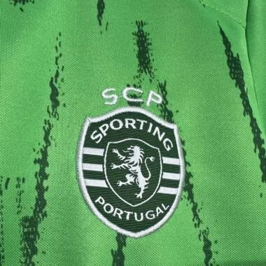 24-25 Terceiro equipamento infantil de fora de casa do Sporting de Lisboa