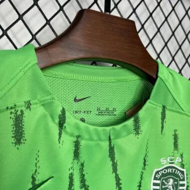24-25 Terceiro equipamento infantil de fora de casa do Sporting de Lisboa
