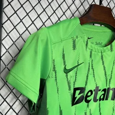 24-25 Terceiro equipamento infantil de fora de casa do Sporting de Lisboa