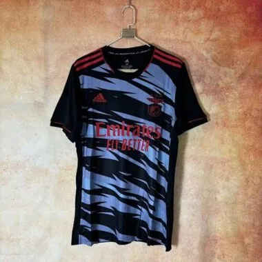 25-26 Camisola especial do Benfica em branco e preto