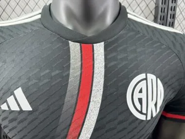 Maglia del River Plate, versione con il terzo giocatore di colore, 24-25