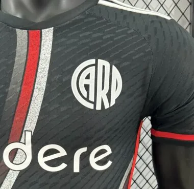 Maglia del River Plate, versione con il terzo giocatore di colore, 24-25