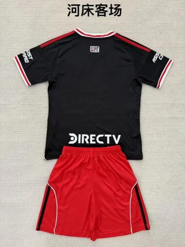 Divisa da bambino per la trasferta contro il River Plate del 25-26