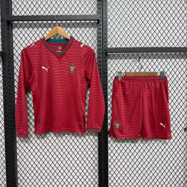 Equipamento infantil de manga comprida da seleção de Portugal para o Mundial de 2026