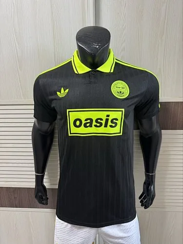 Maillot 2025/26 AD x Oasis Tour, motif jacquard noir et vert, version « 25 Player », tailles S à 2XL