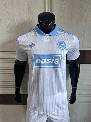 Maillot 2025/26 AD x Oasis Tour, motif jacquard bleu et blanc, police de caractères, version 25 joueurs, tailles S à 2XL
