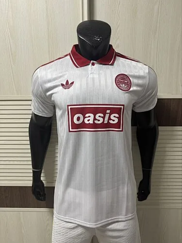 Maillot 2025/26 AD x Oasis Tour, motif jacquard blanc et rouge, version « 25 Player », tailles S à 2XL