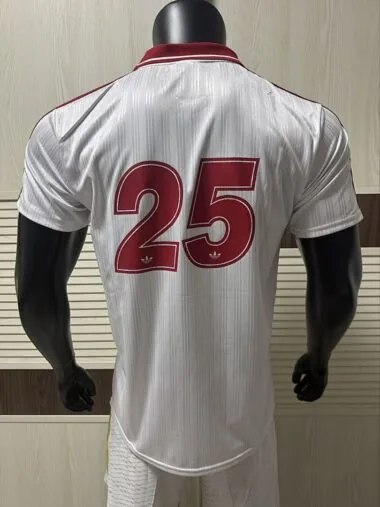 Maillot 2025/26 AD x Oasis Tour, motif jacquard blanc et rouge, version « 25 Player » (tailles S à 2XL)