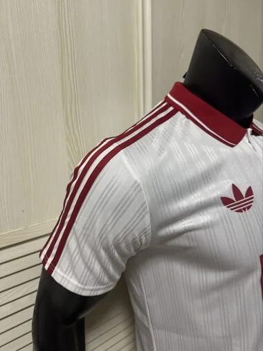 Maillot 2025/26 AD x Oasis Tour, motif jacquard blanc et rouge, version « 25 Player » (tailles S à 2XL)