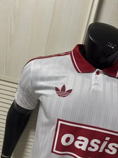 Maillot 2025/26 AD x Oasis Tour, motif jacquard blanc et rouge, version « 25 Player » (tailles S à 2XL)