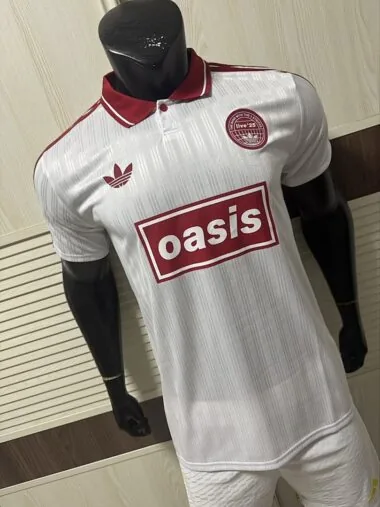 Maillot 2025/26 AD x Oasis Tour, motif jacquard blanc et rouge, version « 25 Player » (tailles S à 2XL)