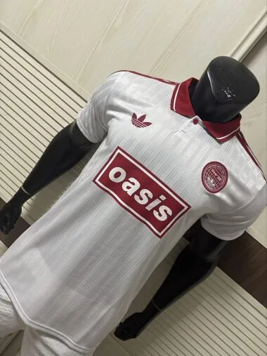 Maillot 2025/26 AD x Oasis Tour, motif jacquard blanc et rouge, version « 25 Player » (tailles S à 2XL)