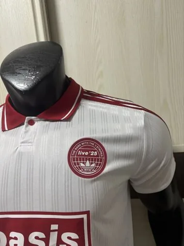 Maillot 2025/26 AD x Oasis Tour, motif jacquard blanc et rouge, version « 25 Player » (tailles S à 2XL)