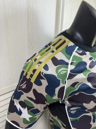 2025/26 BAPE X ADIDAS - Camiseta «FB Player Version» (tallas S-2XL)