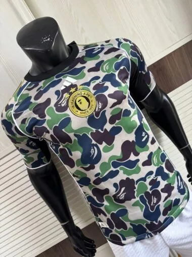 2025/26 BAPE X ADIDAS - Camiseta «FB Player Version» (tallas S-2XL)