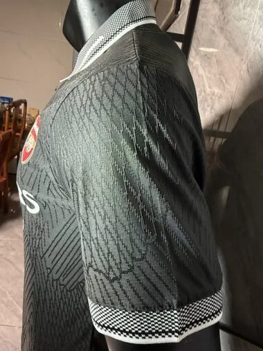 Maglia da allenamento dell'Arsenal 2025-26, versione speciale per i giocatori, nera (taglie S-2XL)