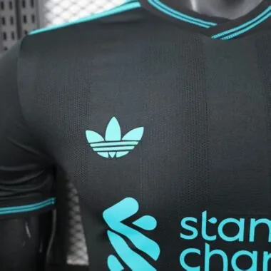 Liverpool 2025/26 Preto – Versão especial para jogadores