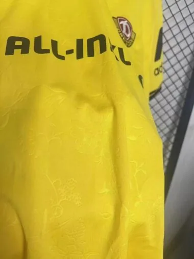 25-26 Dynamo Dresden home socer jersey