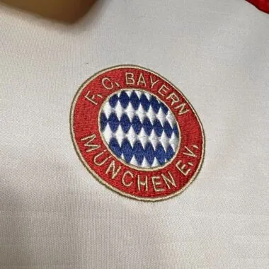 Camisa branca de terceiro jogo fora de casa do Bayern 24-25