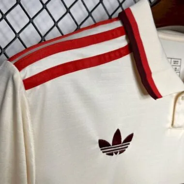 Camisa branca de terceiro jogo fora de casa do Bayern 24-25