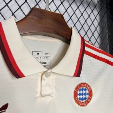 Camisa branca de terceiro jogo fora de casa do Bayern 24-25