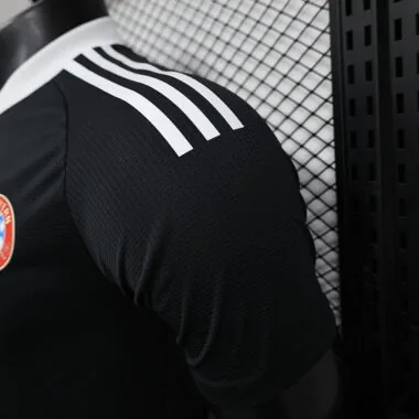 Camisa do Bayern, versão jogador, preta, dos números 24 e 25, para guarda-redes