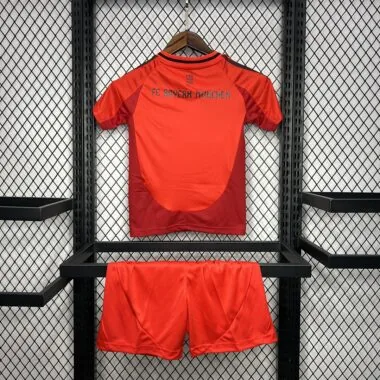 Equipamento infantil do Bayern para jogos em casa, 24-25