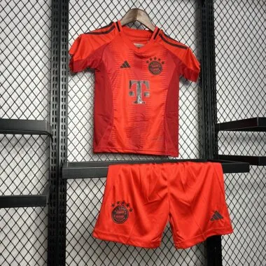 Equipamento infantil do Bayern para jogos em casa, 24-25