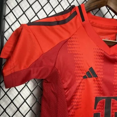 Equipamento infantil do Bayern para jogos em casa, 24-25
