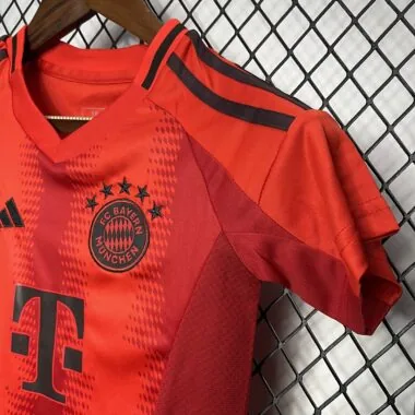 Equipamento infantil do Bayern para jogos em casa, 24-25