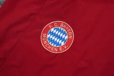 Ensemble coupe-vent rouge Bayern 24-25 - $56