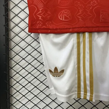 25-26 Equipamento infantil vermelho do Bayern para o 125.º aniversário