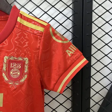 25-26 Equipamento infantil vermelho do Bayern para o 125.º aniversário