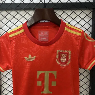 25-26 Equipamento infantil vermelho do Bayern para o 125.º aniversário