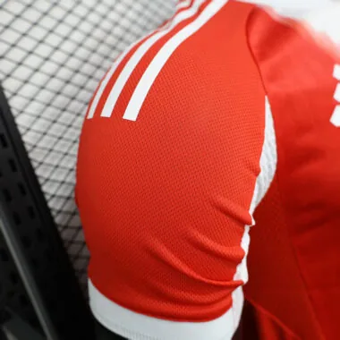25-26 Maglia Bayern versione giocatore di casa