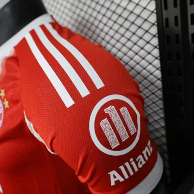 25-26 Maglia Bayern versione giocatore di casa
