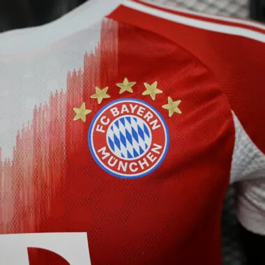 25-26 Maglia Bayern versione giocatore di casa