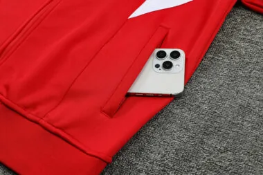 Traje con chaqueta roja del Bayern, 25-26