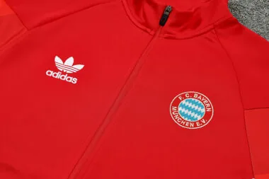 Traje con chaqueta roja del Bayern, 25-26