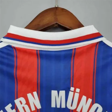 95-97 Bayern de Munique, equipamento de casa vermelho/azul