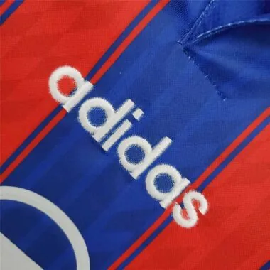95-97 Bayern de Munique, equipamento de casa vermelho/azul