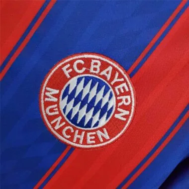 95-97 Bayern de Munique, equipamento de casa vermelho/azul