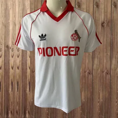 Camisola retro da equipa da casa do Colónia, da época 80-81