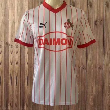 Camisa retro da equipa da casa do Colónia, da época de 85-86